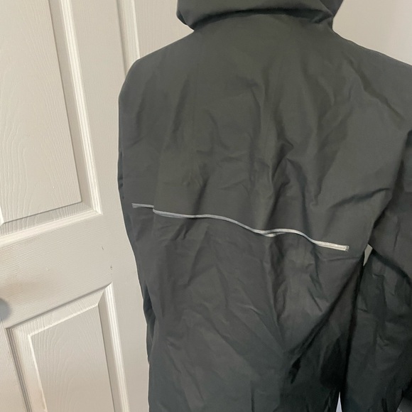 Lululemon rain jacket size small - Picture 4 of 5
